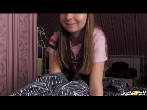 ❤️ Tarraingíonn Blondie BFF go domhain uirthi agus faigheann sí cum ina béal ❤️❌ Porn bhaile linn